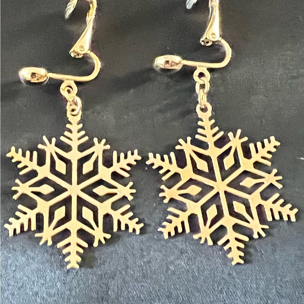Vintage Signed Avon Goldtone Dangle
Snowflake Shape Clip-on Earrings